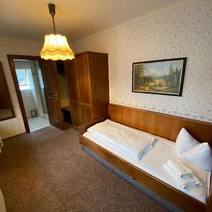 Zimmer mit Kingsize-Bett