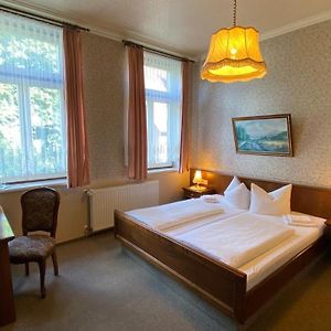 Zimmer mit Kingsize-Bett
